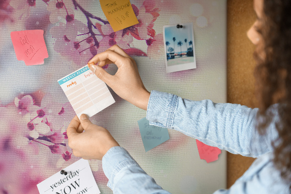 Prikbord met afbeelding van bloemtakken in pasteltinten
