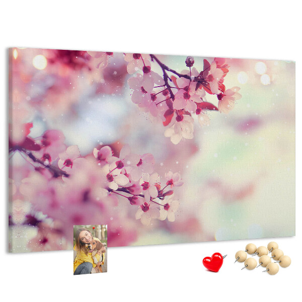 Prikbord met afbeelding van bloemtakken in pasteltinten