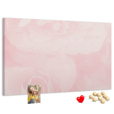 Kurkbord met een achtergrond van fijne roze rozen