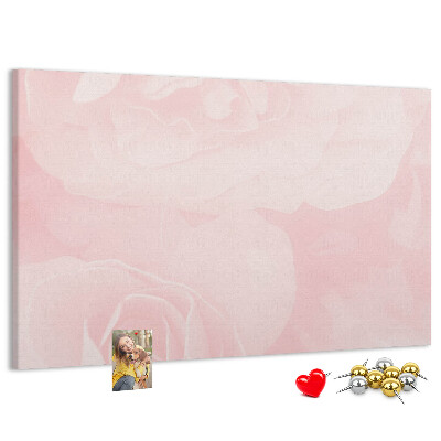 Kurkbord met een achtergrond van fijne roze rozen
