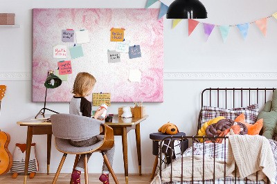 Kurk prikbord met een achtergrond van fijne roze rozen