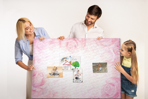 Kurk prikbord met een achtergrond van fijne roze rozen