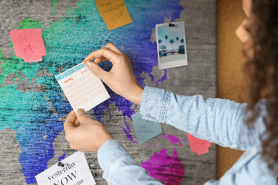 Prikbord kleurrijke wereldkaart op een grijze achtergrond