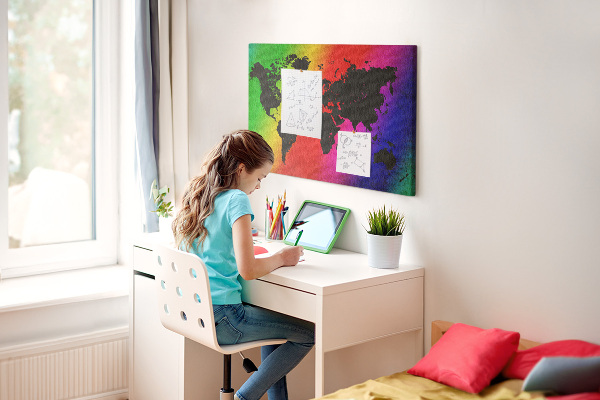 Kurkbord wereldkaart in regenboogkleuren