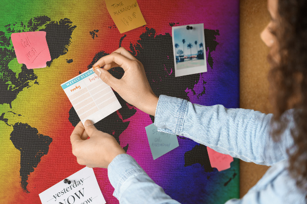 Kurkbord wereldkaart in regenboogkleuren