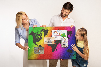 Kurkbord wereldkaart in regenboogkleuren