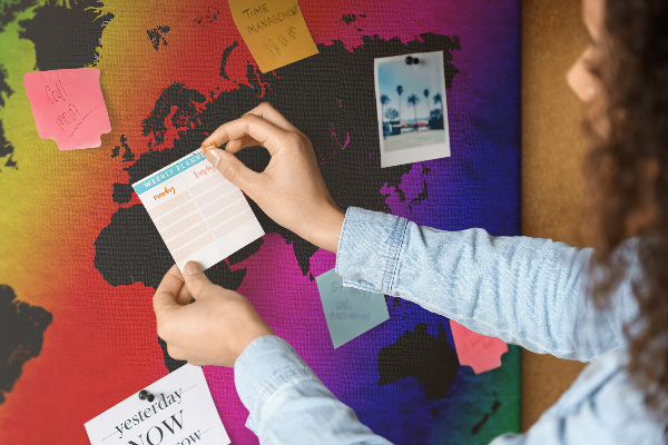Kurkbord wereldkaart in regenboogkleuren
