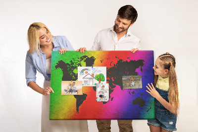 Kurkbord wereldkaart in regenboogkleuren