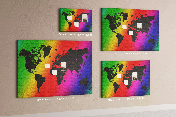 Kurkbord wereldkaart in regenboogkleuren