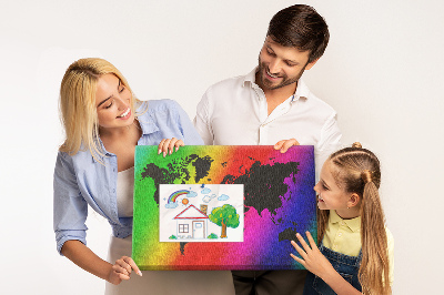 Kurkbord wereldkaart in regenboogkleuren