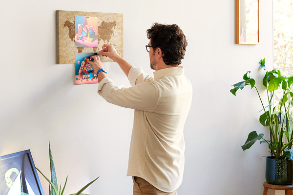 Kurk prikbord met wereldkaart in bruine tinten
