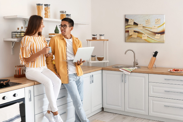 Prikbord met gouden golven op een neutrale achtergrond