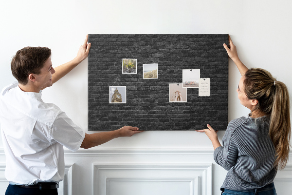 Kurkbord close-up van een donkere gestructureerde bakstenen muur