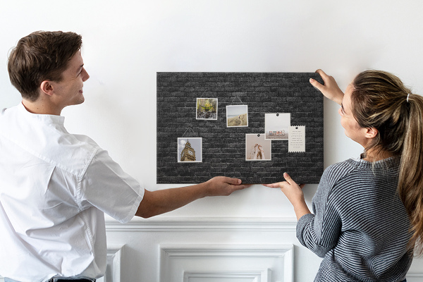Kurkbord close-up van een donkere gestructureerde bakstenen muur