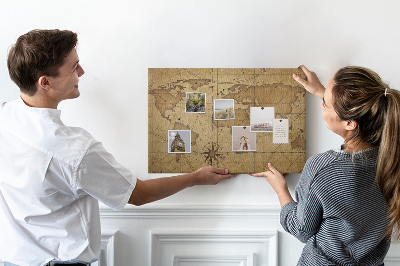 Kurk prikbord met oude wereldkaart en kompas