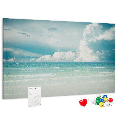 Prikbord met een afbeelding van een kalme zee onder een blauwe hemel