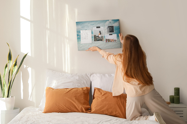 Prikbord met een afbeelding van een kalme zee onder een blauwe hemel