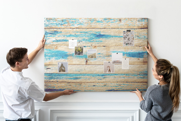 Kurkbord met rustieke planken in blauwe tinten
