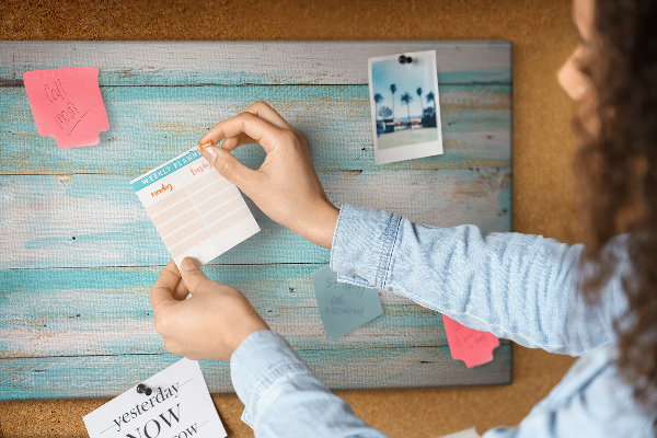 Kurk prikbord houten plank in verschillende blauwtinten