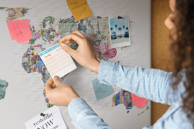 Kurkbord met een wereldkaart van bankbiljetten