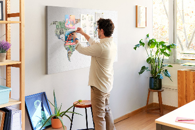 Kurkbord met een wereldkaart van bankbiljetten