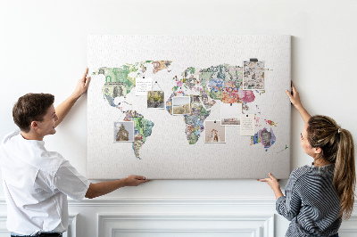 Kurkbord met een wereldkaart van bankbiljetten