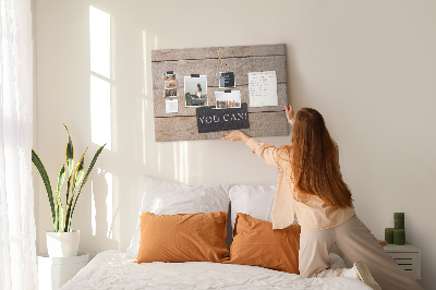 Kurk prikbord met een motiverend motief op een houten achtergrond