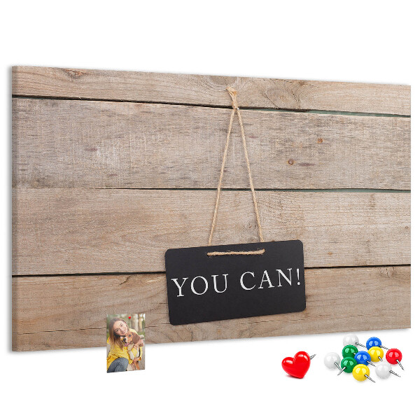 Kurk prikbord met een motiverend motief op een houten achtergrond