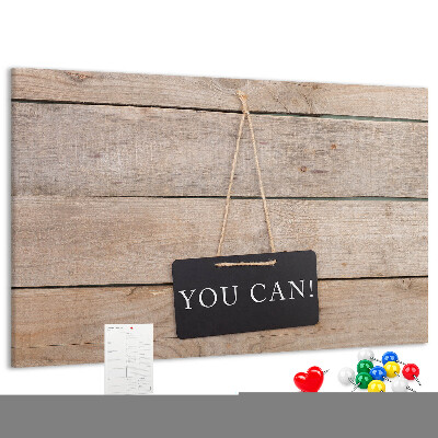 Kurk prikbord met een motiverend motief op een houten achtergrond