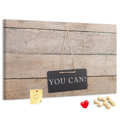 Kurk prikbord met een motiverend motief op een houten achtergrond