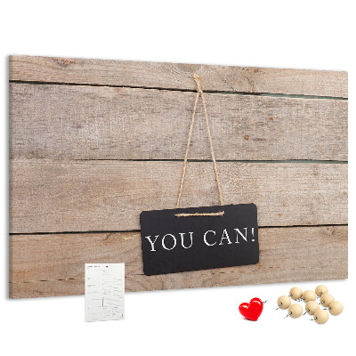 Kurk prikbord met een motiverend motief op een houten achtergrond