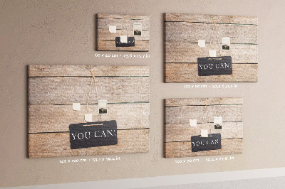 Kurk prikbord met een motiverend motief op een houten achtergrond