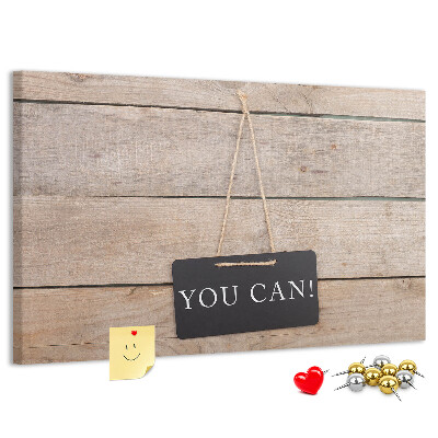 Kurk prikbord met een motiverend motief op een houten achtergrond