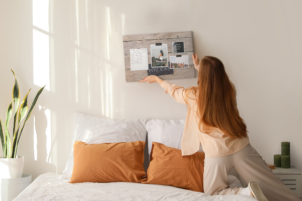 Kurk prikbord met een motiverend motief op een houten achtergrond