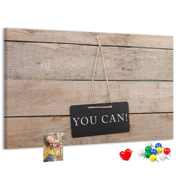 Kurk prikbord met een motiverend motief op een houten achtergrond