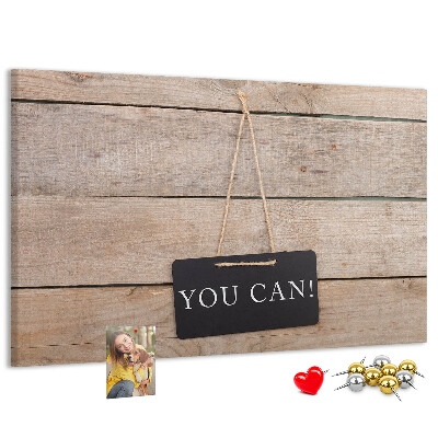 Kurk prikbord met een motiverend motief op een houten achtergrond