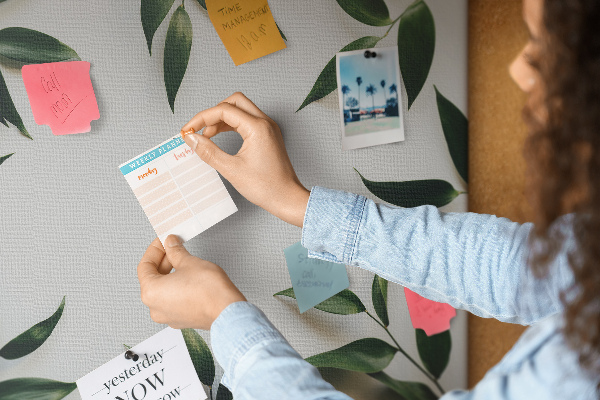 Prikbord met een delicate en minimalistische bladerenprint
