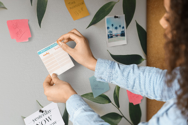 Prikbord met een delicate en minimalistische bladerenprint