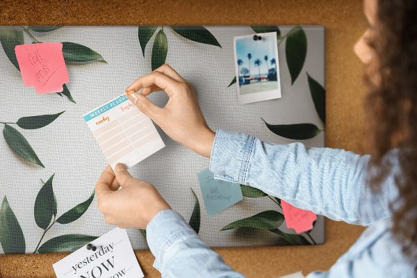 Prikbord met een delicate en minimalistische bladerenprint
