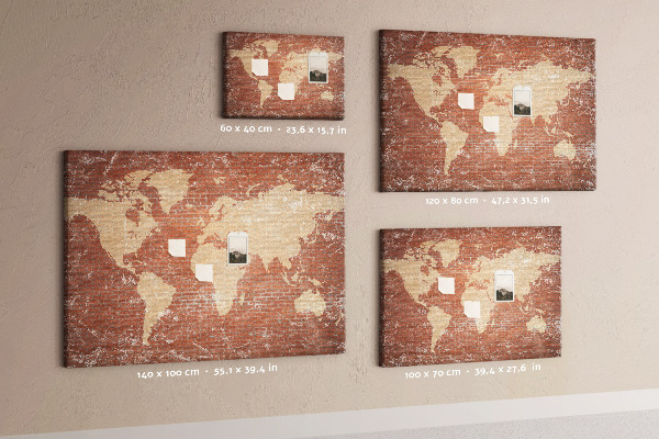 Kurkbord wereldkaart tegen een bakstenen muur