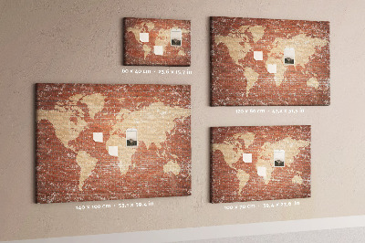Kurkbord wereldkaart tegen een bakstenen muur