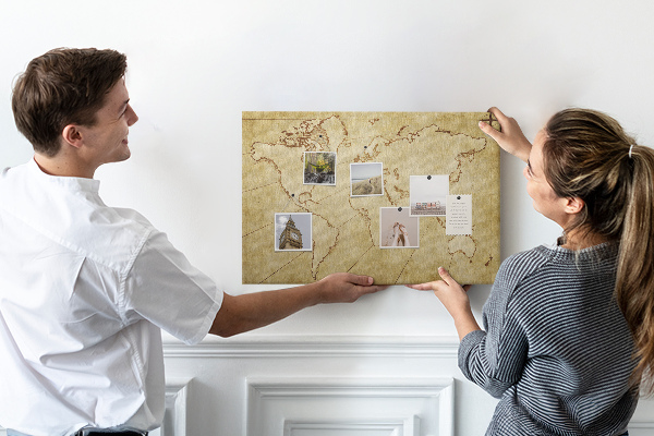 Prikbord met een oude wereldkaart met continenten