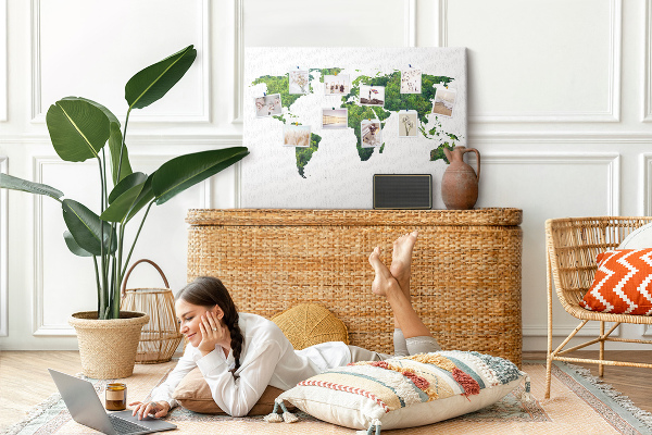 Kurkbord met een groene wereldkaart inclusief vegetatie