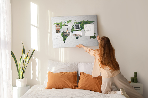 Kurkbord met een groene wereldkaart inclusief vegetatie