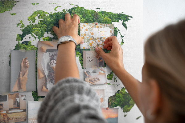 Kurkbord met een groene wereldkaart inclusief vegetatie