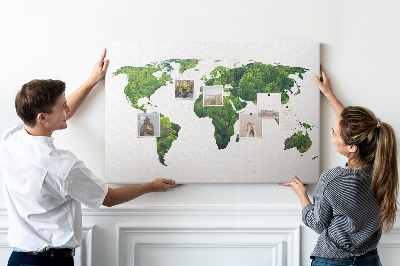 Kurkbord met een groene wereldkaart inclusief vegetatie