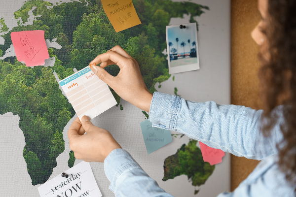 Kurkbord met een groene wereldkaart inclusief vegetatie
