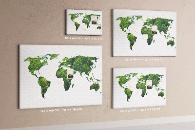 Kurkbord met een groene wereldkaart inclusief vegetatie