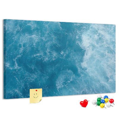 Prikbord met een motief van diepblauwe zeegolven en schuim
