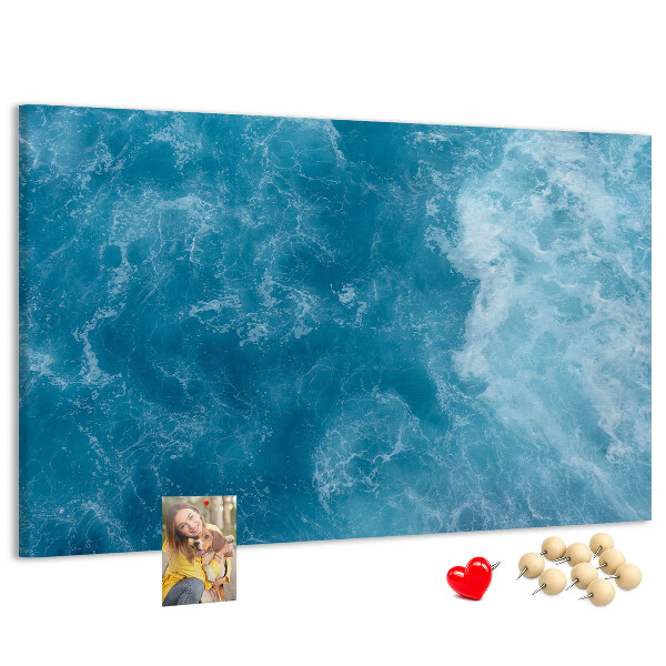 Prikbord met een motief van diepblauwe zeegolven en schuim